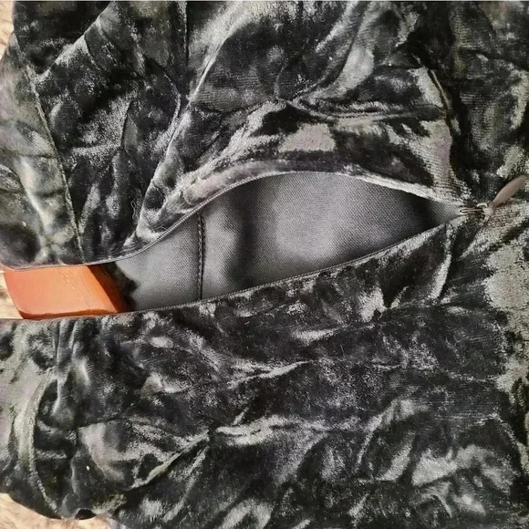 Lulu's Grey velvet dress - Picture 6 of 8